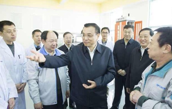 Premier Li Keqiang talks with employees of Shenyang Yuanda Science and Technology Park in Shenyang, capital of Liaoning province, March 26, 2014. [Photo/Xinhua]  